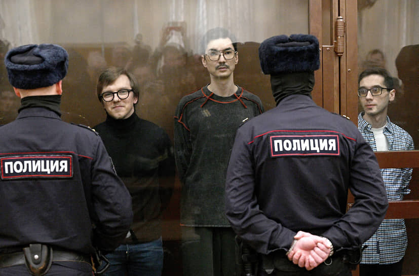 Кирилл Суханов (второй слева), Ариан Романовский (Кузьмин) (в центре) и журналист Тамерлан Бигаев (справа)