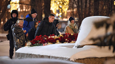 К Соловецкому камню в Москве возлагают цветы в память о Навальном