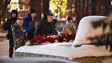 К Соловецкому камню в Москве возлагают цветы в память о Навальном