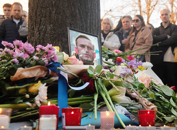 Люди несут цветы к посольству России в Белграде (Сербия)