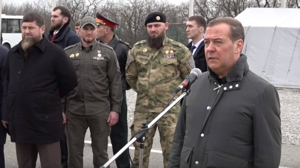 Дмитрий Медведев (справа) во время рабочей поездки в Чеченскую Республику