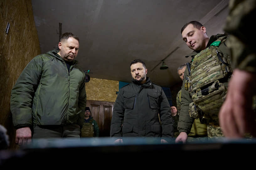Владимир Зеленский заслушивает доклад украинских военных