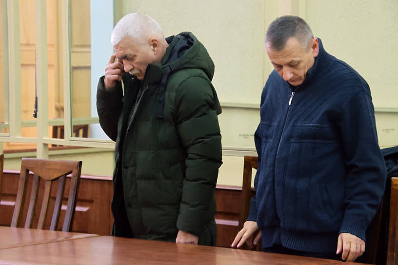 Юрий Захарчевский (слева) в зале суда