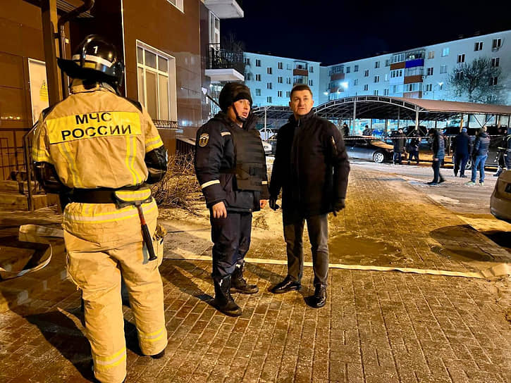 Валентин Демидов возле получивших повреждения в результате обстрелов домов