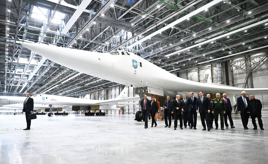 Владимир Путин во время посещения Казанского авиационного завода