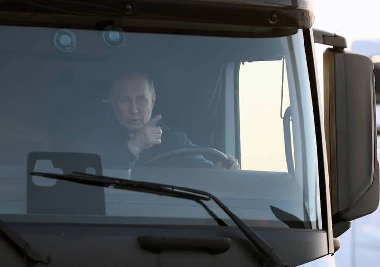 Владимир Путин за рулем КамАЗа