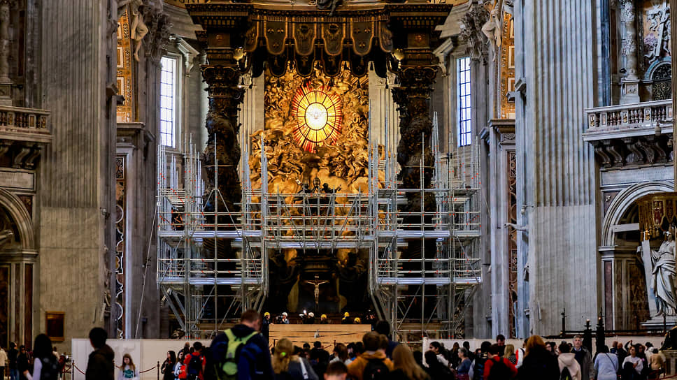 В соборе Святого Петра в Ватикане началась реставрация балдахина Бернини