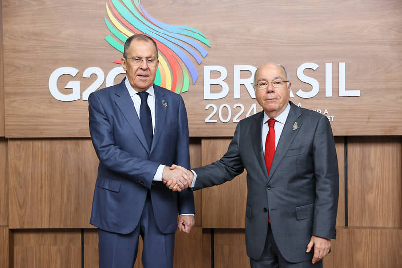 Сергей Лавров (слева) во время встречи с министром иностранных дел Бразилии Мауро Виейрой
