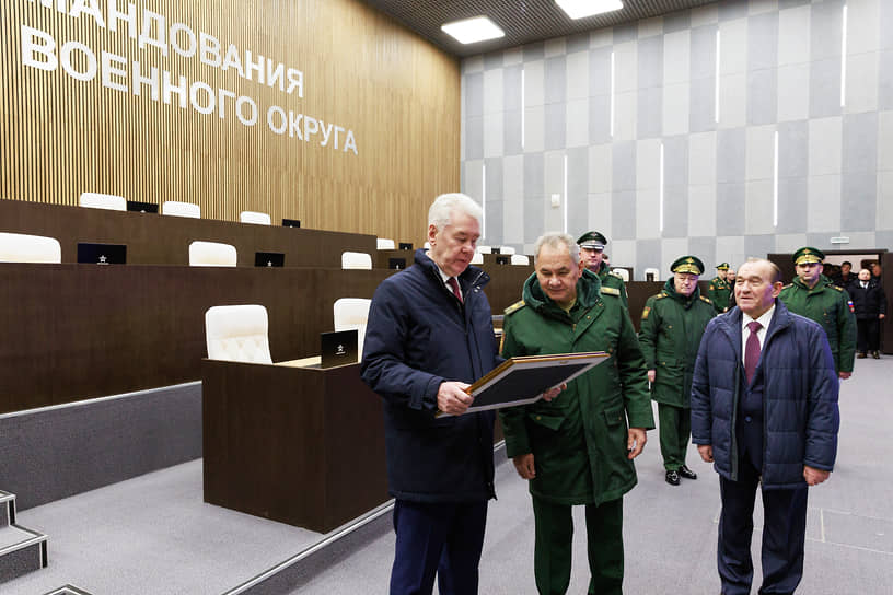 Сергей Шойгу (в центре) и Сергей Собянин (слева) в отреставрированном здании штаба 