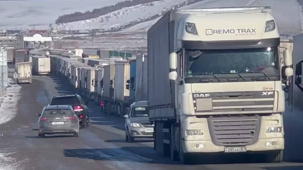 Около 280 грузовых автомобилей скопились на пограничном контроле «Сырым» на границе России и Казахстана