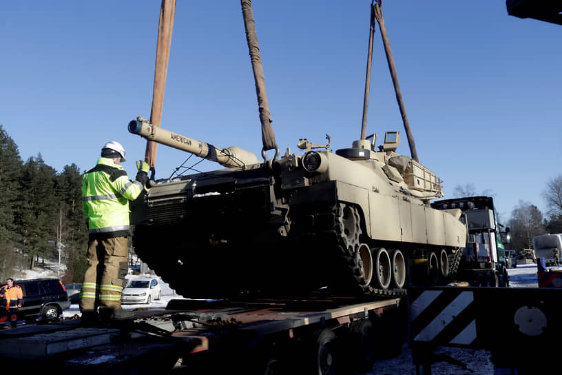 Прибытие танка Abrams в Латвию для операции НАТО Atlantic Resolve в 2017 году