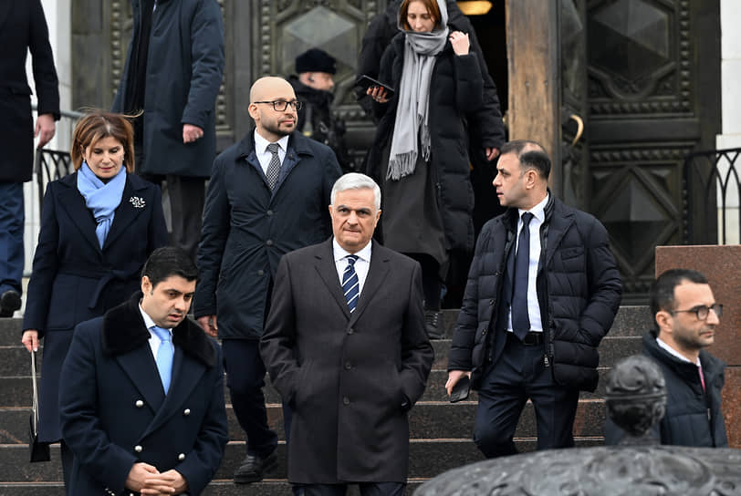 Вице-премьер Армении Мгер Григорян (в центре)