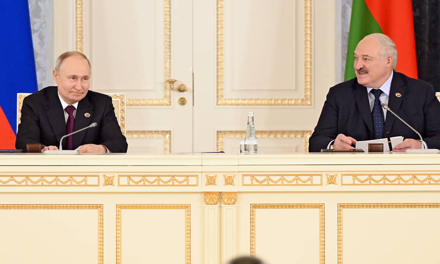 Владимир Путин (слева) и Александр Лукашенко на встрече в Петербурге в январе 2024 года