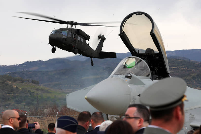 Военный вертолет Black Hawk приземляется на авиабазе Кучова