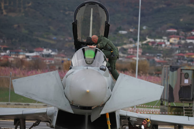 Пилот садится в истребитель Eurofighter Typhoon на авиабазе НАТО в Албании