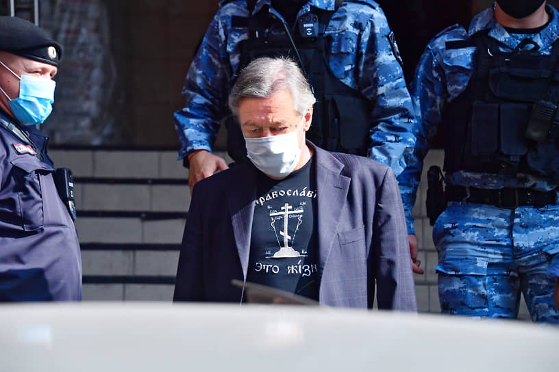 Михаил Ефремов (в центре) после заседания суда в августе 2020 года