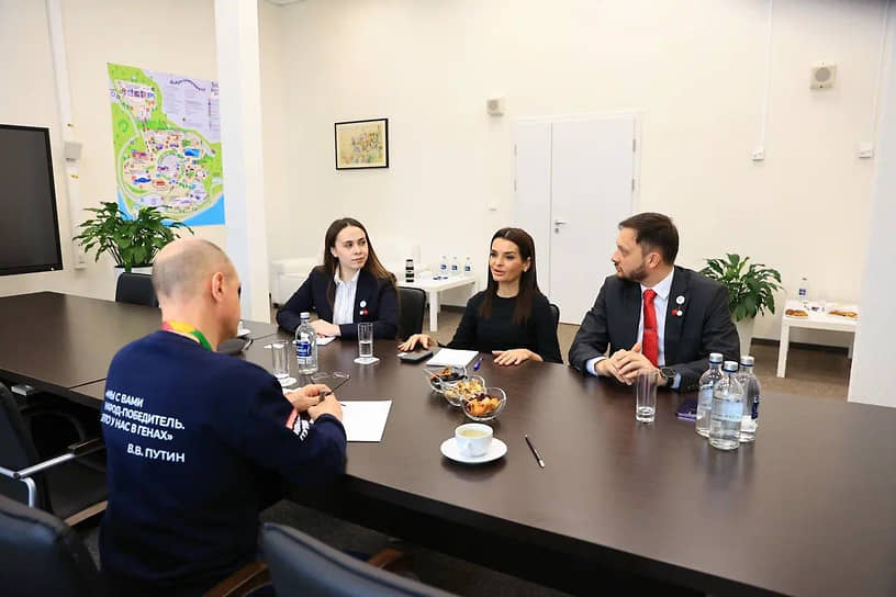 Евгения Гуцул (в центре) на встрече в Сочи с первым замруководителем администрации президента России Сергеем Кириенко
