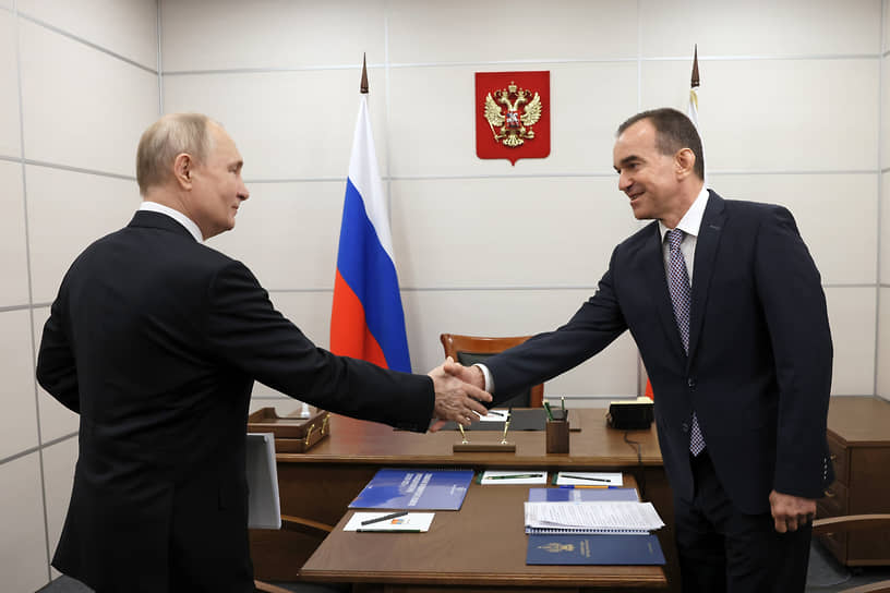 Президент России Владимир Путин (слева) и губернатор Краснодарского края Вениамин Кондратьев во время встречи
