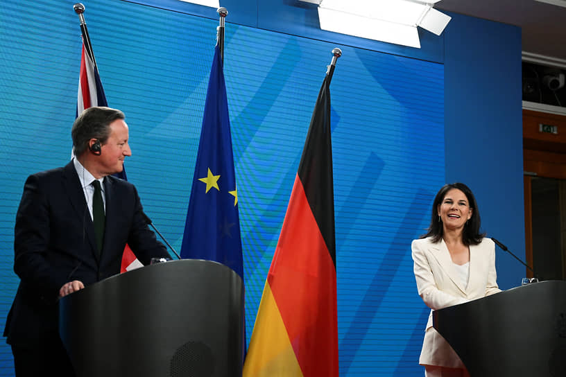 Дэвид Кэмерон и Анналена Бербок во время встречи в Берлине 7 марта 2024 года