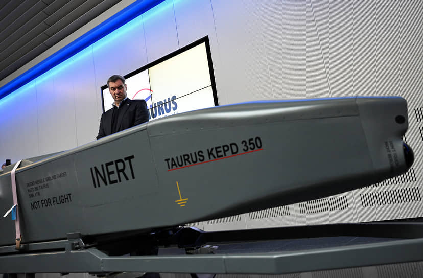 Премьер Баварии Маркус Зедар рядом с дальнобойной ракетой Taurus в штаб-квартире производителя ракет в Мюнихе