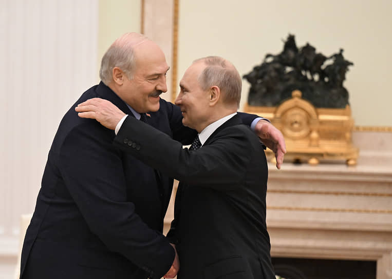 Александр Лукашенко (слева) и Владимир Путин в 2023 году
