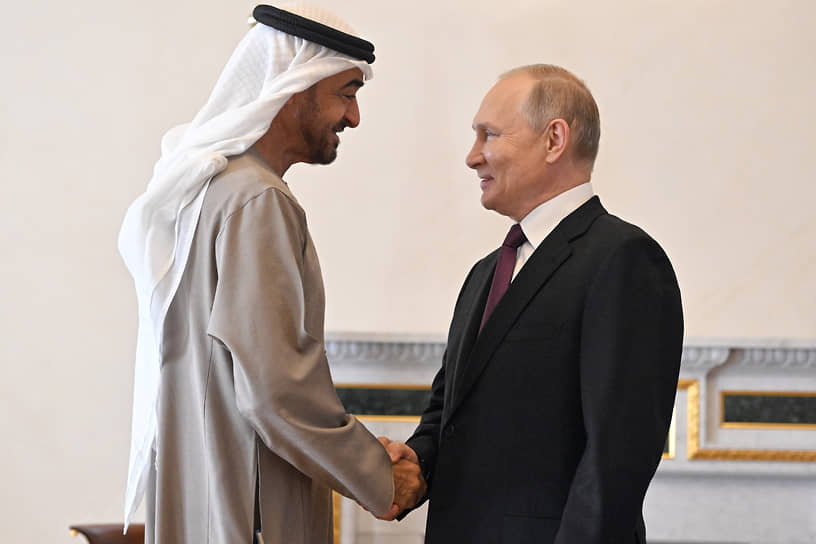 Мухаммед бен Зейд Аль Нахайян (слева) и Владимир Путин в 2022 году