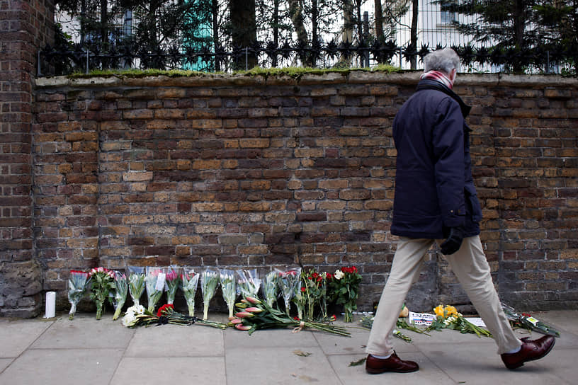Лондон, Великобритания. Стихийный мемориал жертвам теракта в Подмосковье 