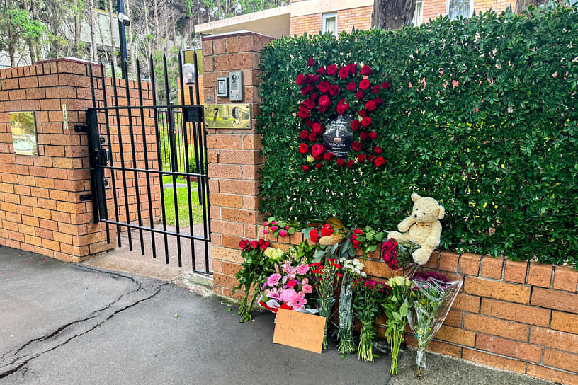 Сидней, Австралия. Стихийный мемориал жертвам теракта в «Крокус Сити Холле» возле российского посольства