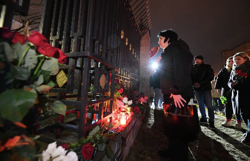 Минск, Белоруссия. Стихийный мемориал жертвам теракта в «Крокус Сити Холле» возле посольства России