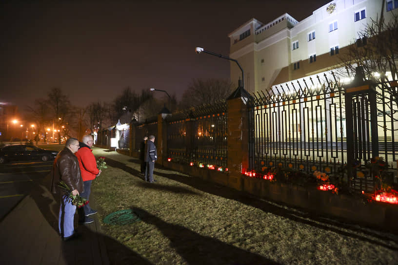 Минск, Белоруссия. Стихийный мемориал жертвам теракта в «Крокус Сити Холле»