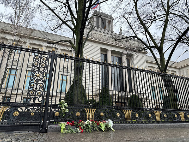 Берлин, Германия. Цветы возле российского посольства