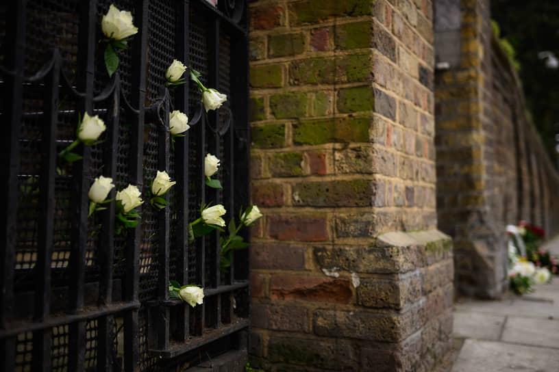Лондон, Великобритания. Цветы вставляют в забор вокруг посольства России