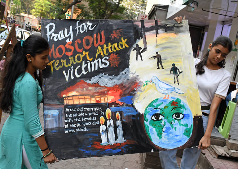 Мумбаи, Индия. Школьники нарисовали стенгазету  «Молимся за жертв террористической атаки в Москве»