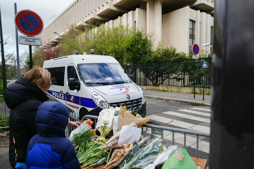 Париж, Франция. Цветы возле российского посольства