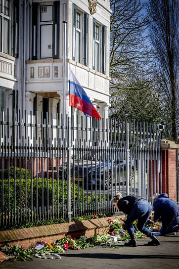 Гаага, Нидерланды. Стихийный мемориал возле посольства России