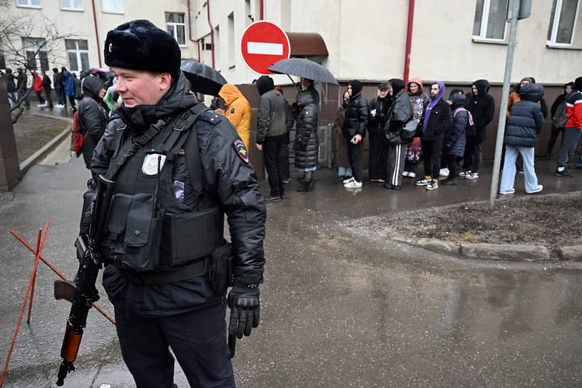 Полицейский дежурит возле Центра крови имени Гаврилова