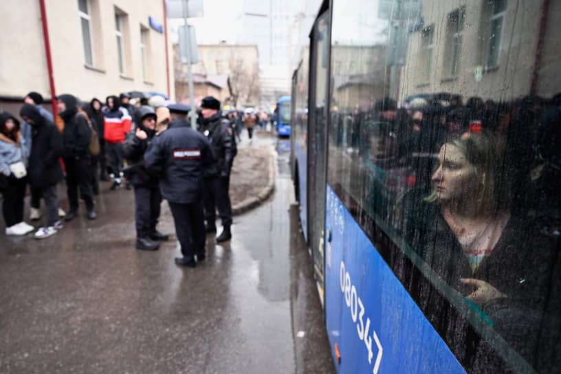 Московские власти организовали в автобусах пункты обогрева для желающих сдать кровь пострадавшим во время стрельбы в концертном зале «Крокус Сити Холл» 