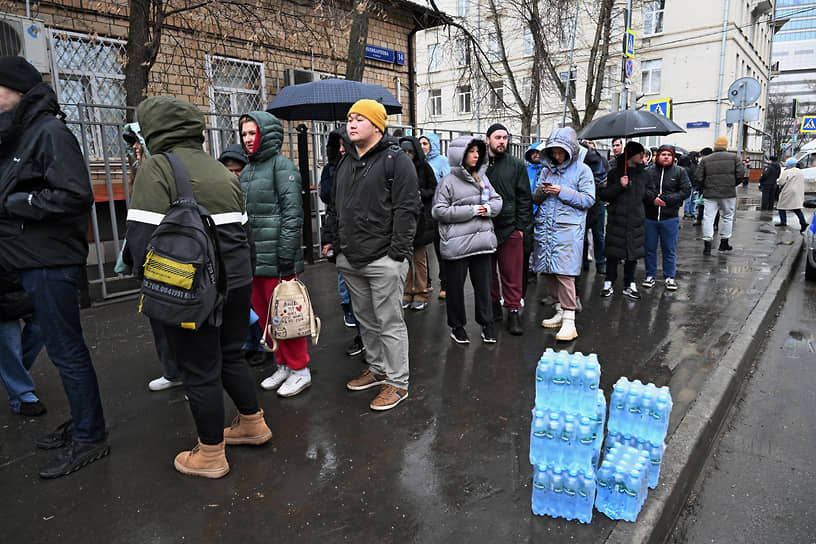 Люди пришли сдавать кровь в донорский центр в Москве