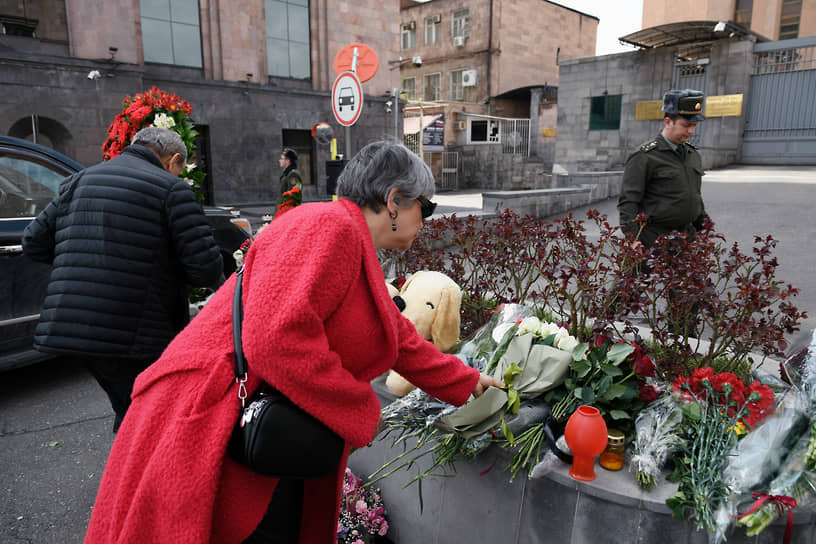 Ереван, Армения. Местные жители приносят цветы в память о жертвах теракта в «Крокус Сити Холле»