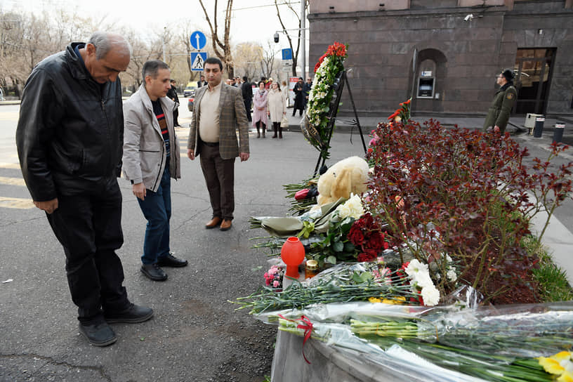 Ереван, Армения. Стихийный мемориал возле посольства России