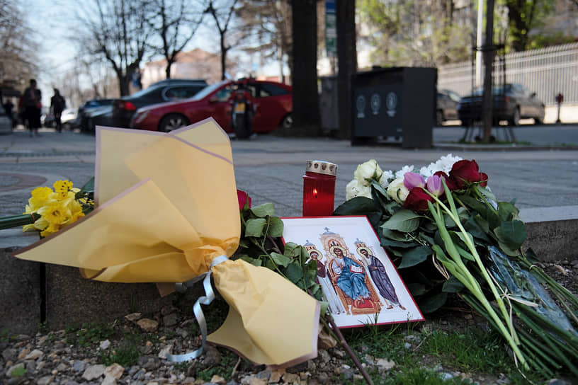 Белград, Сербия. Цветы, свечи и икона возле российского посольства