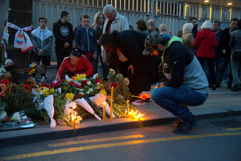 Белград, Сербия. Люди зажигают свечи в память о погибших от теракта в Подмосковье 