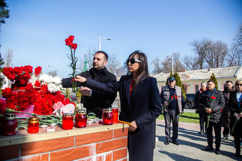 Кишинев, Молдавия. Местные жители приносят цветы и свечи в память о жертвах теракта в «Крокус Сити Холле»
