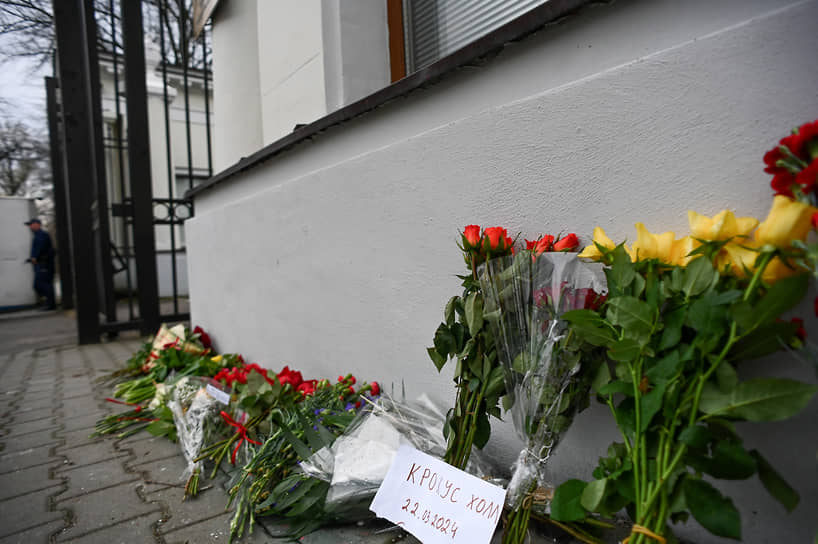 Варшава, Польша. Стихийный мемориал в память о погибших в «Крокус Сити Холле»