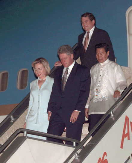 Билл и Хиллари Клинтон (слева) в Маниле в 1996 году