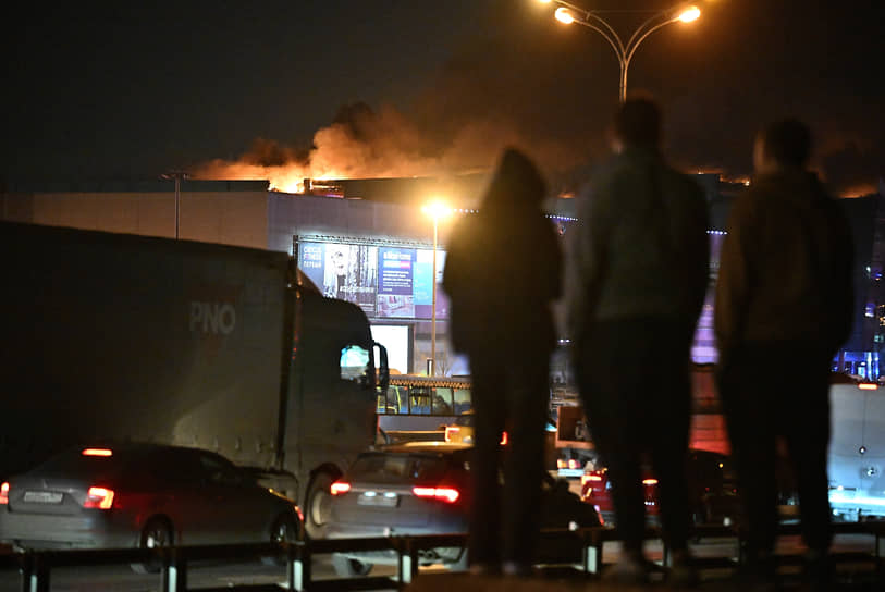Пожар после теракта в подмосковном «Крокус Сити Холле»