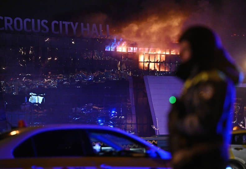 Пожар после теракта в подмосковном «Крокус Сити Холле»