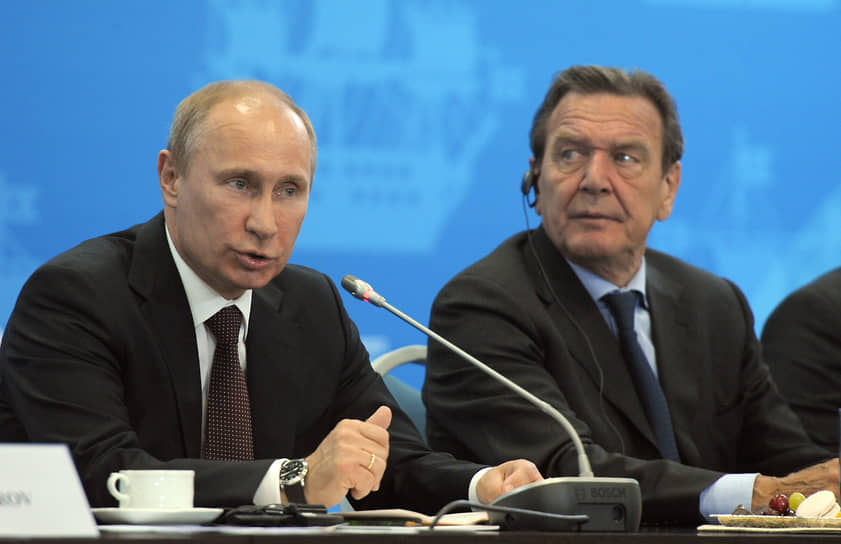 Владимир Путин (слева) и Герхард Шрёдер в 2012 году