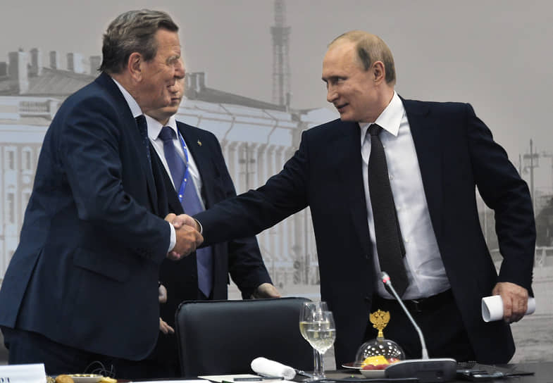 Владимир Путин (справа) и Герхард Шрёдер в 2016 году на ПМЭФ