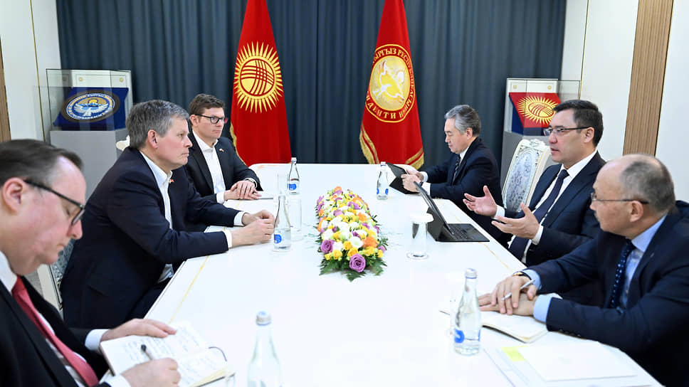 Президент Киргизии Садыр Жапаров (второй справа) и сенатор США Стив Дэйнс (второй слева)